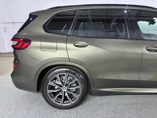 Manhattan Green Metallic 2022 BMW X5 PHEV xDrive45e