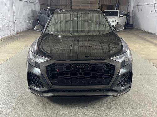 Mythos Black Metallic 2023 Audi RS Q8 4.0T