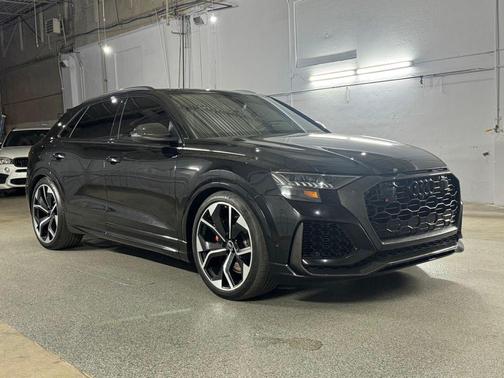 Mythos Black Metallic 2023 Audi RS Q8 4.0T