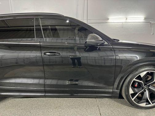 Mythos Black Metallic 2023 Audi RS Q8 4.0T