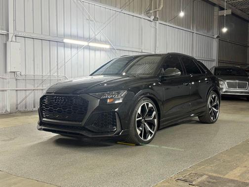 Mythos Black Metallic 2023 Audi RS Q8 4.0T