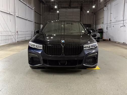 Carbon Black Metallic 2022 BMW 750 i xDrive
