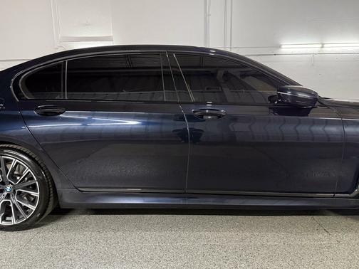 Carbon Black Metallic 2022 BMW 750 i xDrive