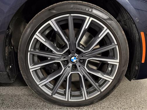 Carbon Black Metallic 2022 BMW 750 i xDrive