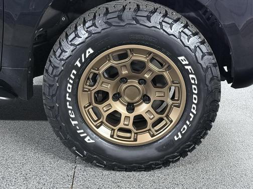 2016 Toyota Land Cruiser Base