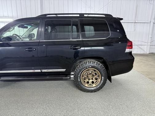 2016 Toyota Land Cruiser Base