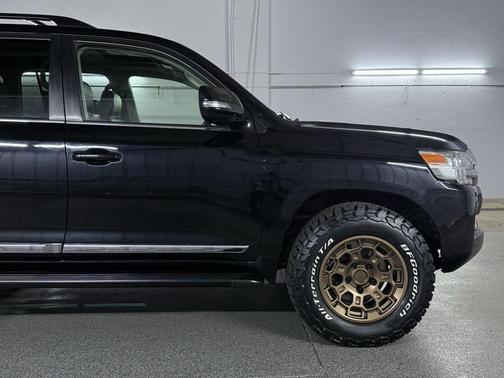 2016 Toyota Land Cruiser Base