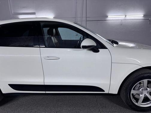 White 2018 Porsche Macan Macan