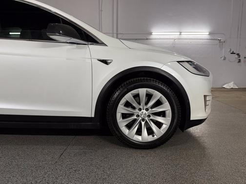 Pearl White Multi-Coat 2019 Tesla Model X Base