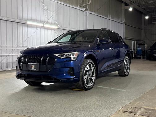 Navarra Blue Metallic 2022 Audi e-tron Premium