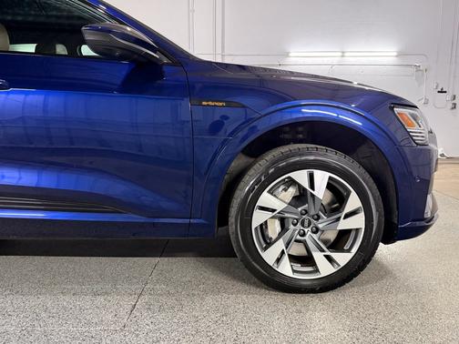 Navarra Blue Metallic 2022 Audi e-tron Premium