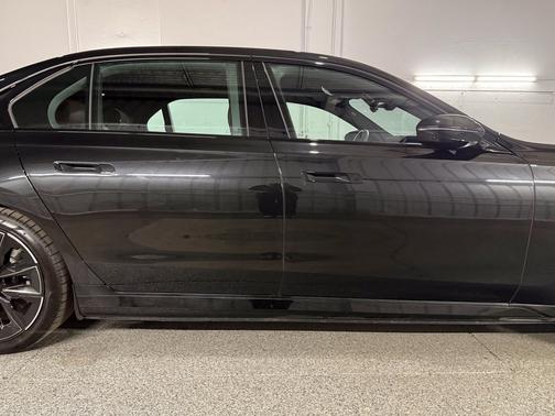 Black Sapphire Metallic 2023 BMW i7 xDrive60