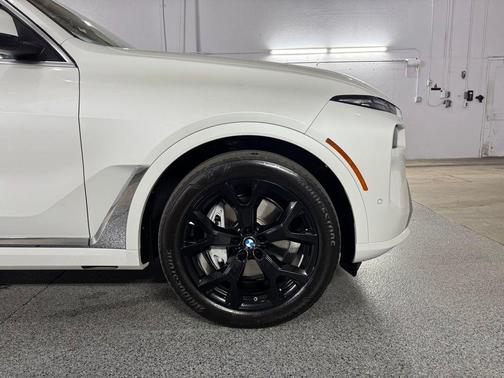 Mineral White Metallic 2024 BMW X7 xDrive40i
