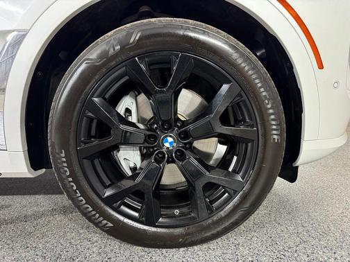 Mineral White Metallic 2024 BMW X7 xDrive40i