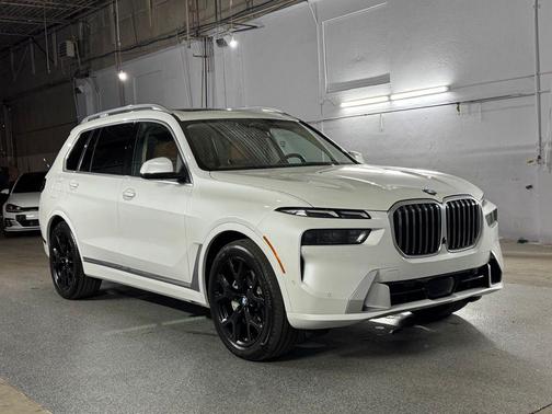 Mineral White Metallic 2024 BMW X7 xDrive40i