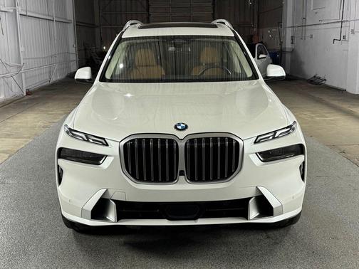 Mineral White Metallic 2024 BMW X7 xDrive40i