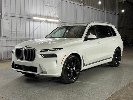 Mineral White Metallic 2024 BMW X7 xDrive40i