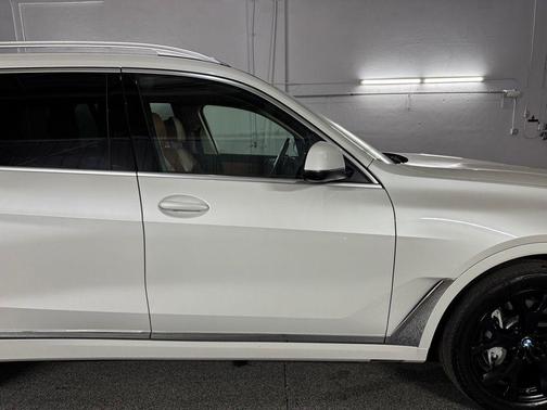 Mineral White Metallic 2024 BMW X7 xDrive40i