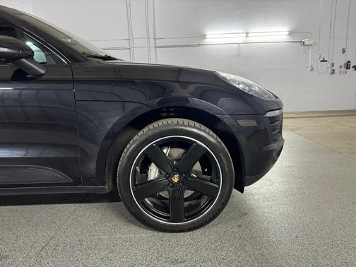 Jet Black Metallic 2016 Porsche Macan Macan S