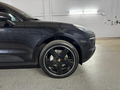 Jet Black Metallic 2016 Porsche Macan Macan S
