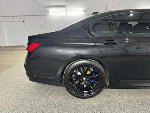 Black Sapphire Metallic 2021 BMW 750 i xDrive