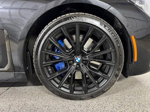 Black Sapphire Metallic 2021 BMW 750 i xDrive