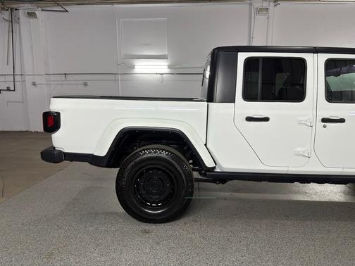 Bright White Clearcoat 2022 Jeep Gladiator Willys