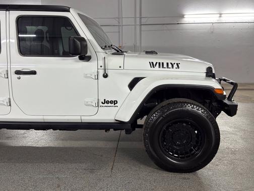Bright White Clearcoat 2022 Jeep Gladiator Willys