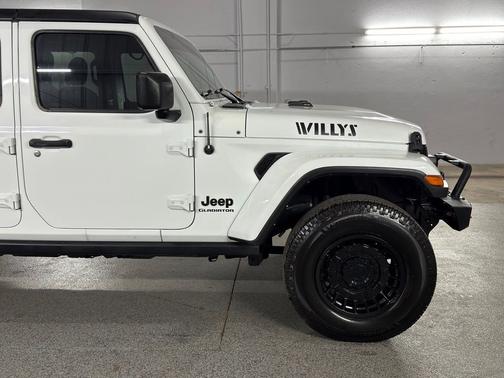 Bright White Clearcoat 2022 Jeep Gladiator Willys
