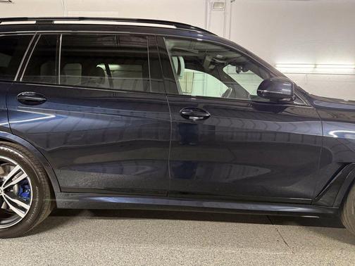 Carbon Black Metallic 2025 BMW X7 xDrive40i