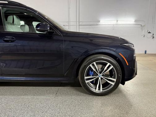 Carbon Black Metallic 2025 BMW X7 xDrive40i