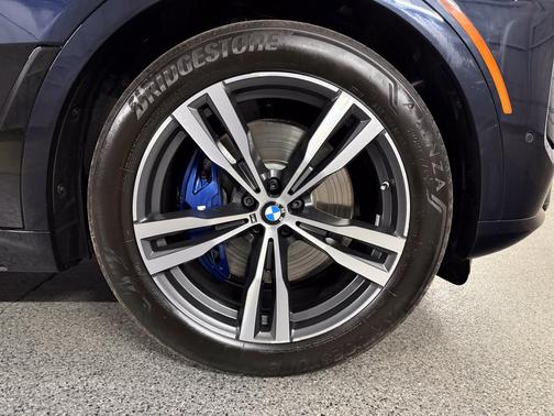Carbon Black Metallic 2025 BMW X7 xDrive40i