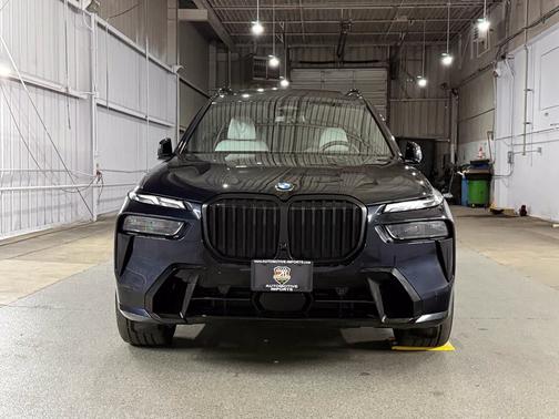 Carbon Black Metallic 2025 BMW X7 xDrive40i
