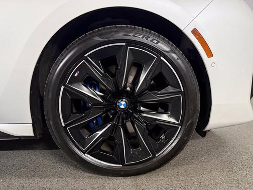 Mineral White Metallic 2024 BMW 760 i xDrive