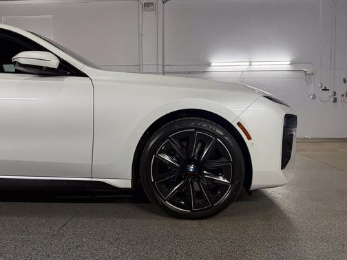 Mineral White Metallic 2024 BMW 760 i xDrive