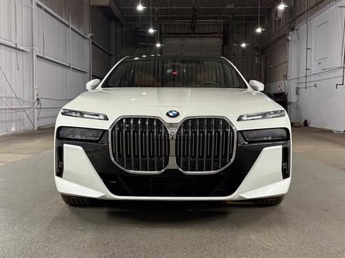 Mineral White Metallic 2024 BMW 760 i xDrive
