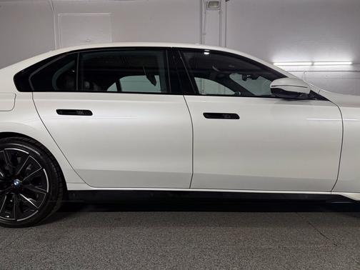Mineral White Metallic 2024 BMW 760 i xDrive