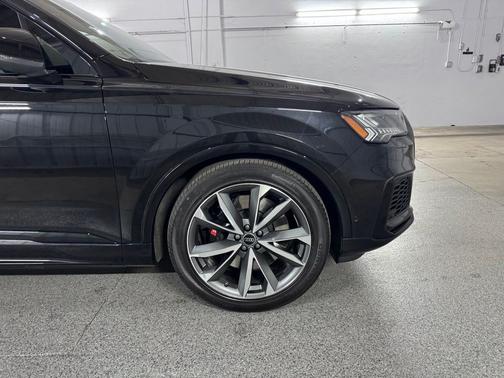 Mythos Black Metallic 2024 Audi SQ7 Premium Plus