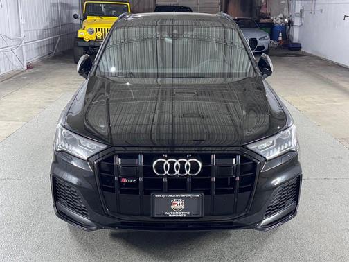 Mythos Black Metallic 2024 Audi SQ7 Premium Plus