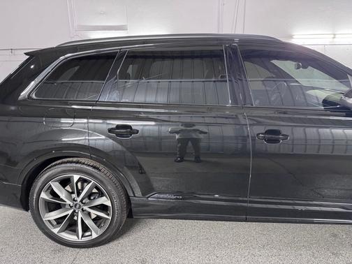 Mythos Black Metallic 2024 Audi SQ7 Premium Plus