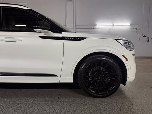 Pristine White Metallic Tri-Coat 2023 Lincoln Aviator Black Label AWD