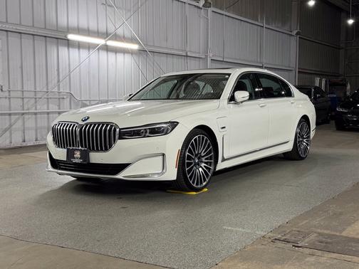 Alpine White 2022 BMW 745e xDrive