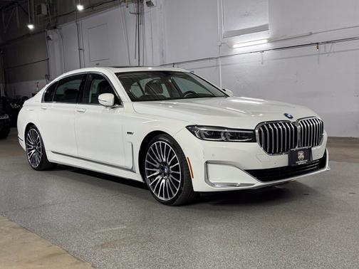 Alpine White 2022 BMW 745e xDrive