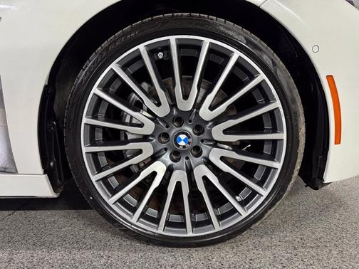 Alpine White 2022 BMW 745e xDrive