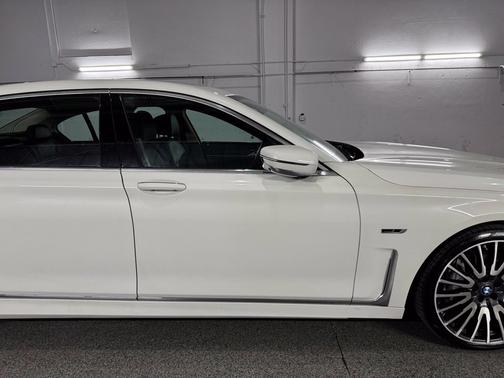 Alpine White 2022 BMW 745e xDrive