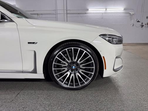 Alpine White 2022 BMW 745e xDrive