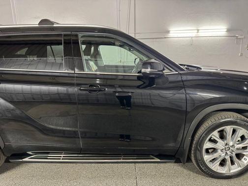Midnight Black Metallic 2020 Toyota Highlander Limited