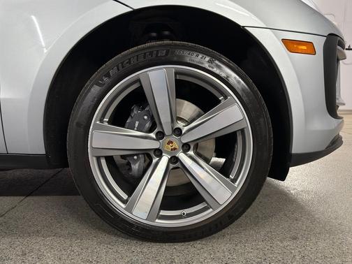 Dolomite Silver Metallic 2023 Porsche Macan Macan