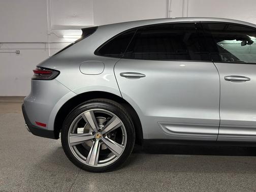 Dolomite Silver Metallic 2023 Porsche Macan Macan