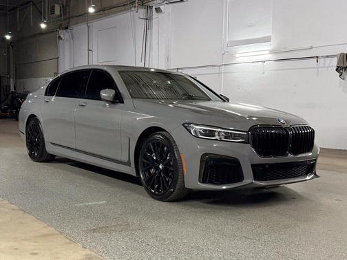 Amber 2022 BMW 750 i xDrive